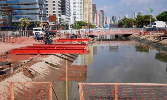 Obra do Estado para COP 30, Nova Doca recebe estrutura metálica do parque linear