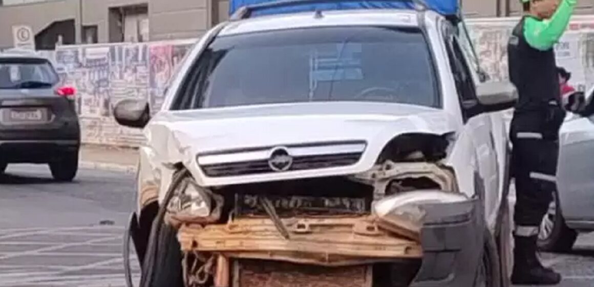 Dois carros se envolvem em acidente em Belém