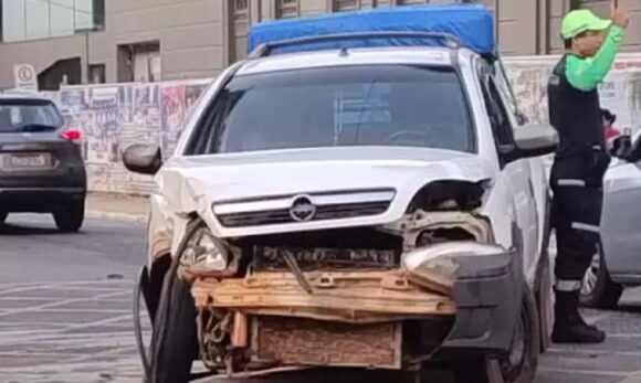 Dois carros se envolvem em acidente em Belém
