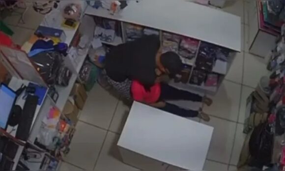 Homem assalta loja em Juruti e aplica mata-leão na vendedora
