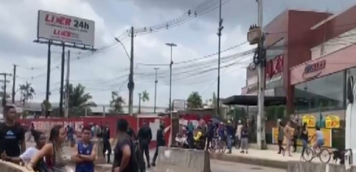 Mulher bate em mureta, é atingida por carreta e morre na BR-316