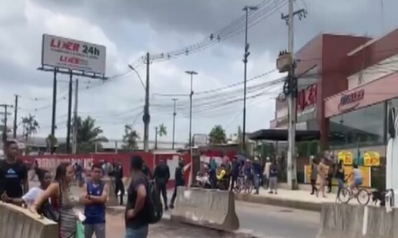 Mulher bate em mureta, é atingida por carreta e morre na BR-316