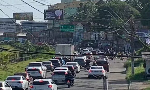 Acidente entre carro e moto derruba árvore em Belém