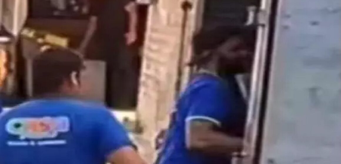 Goleiro Bruno é flagrado trabalhando como entregador de móveis