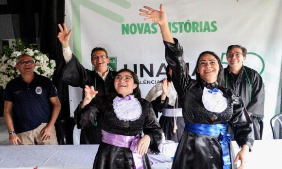 Duas mulheres do sistema penal colam grau durante cerimônia em Ananindeua