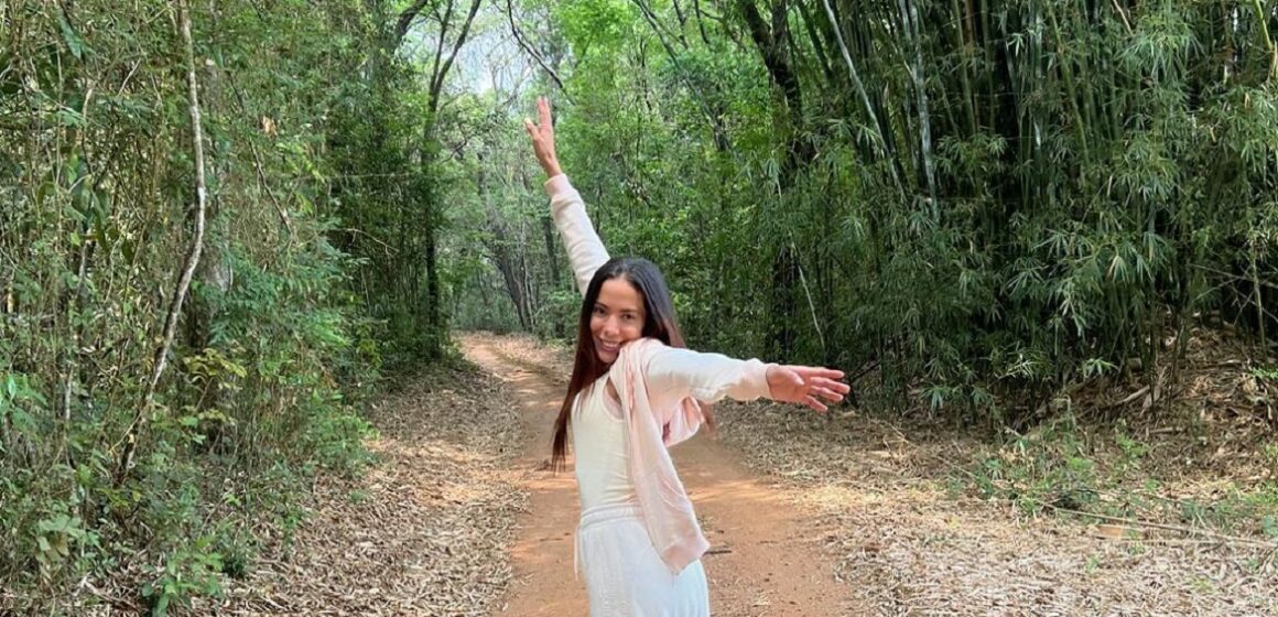 Rumo ao carnaval 2025, Anitta grava samba-enredo contra o racismo religioso
