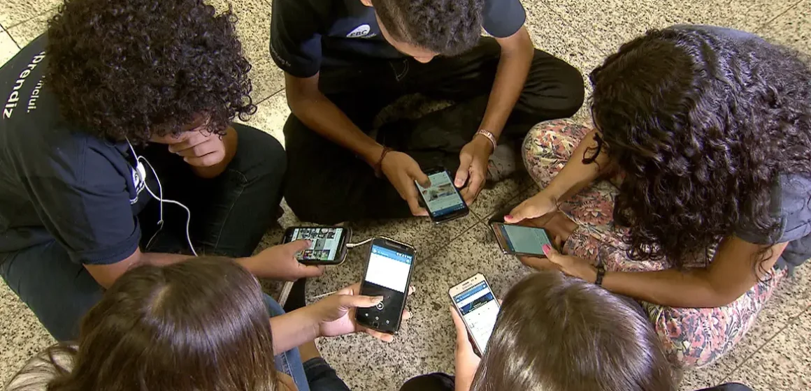 capa1 (1) Escolas buscam soluções para regular o uso de celular pelos alunos