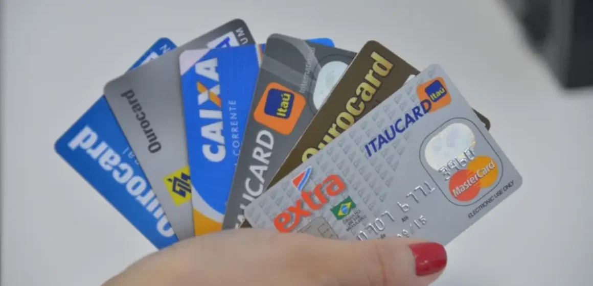 Banco Central diz que os juros do cartão de crédito rotativo avançam e batem novo recorde este ano
