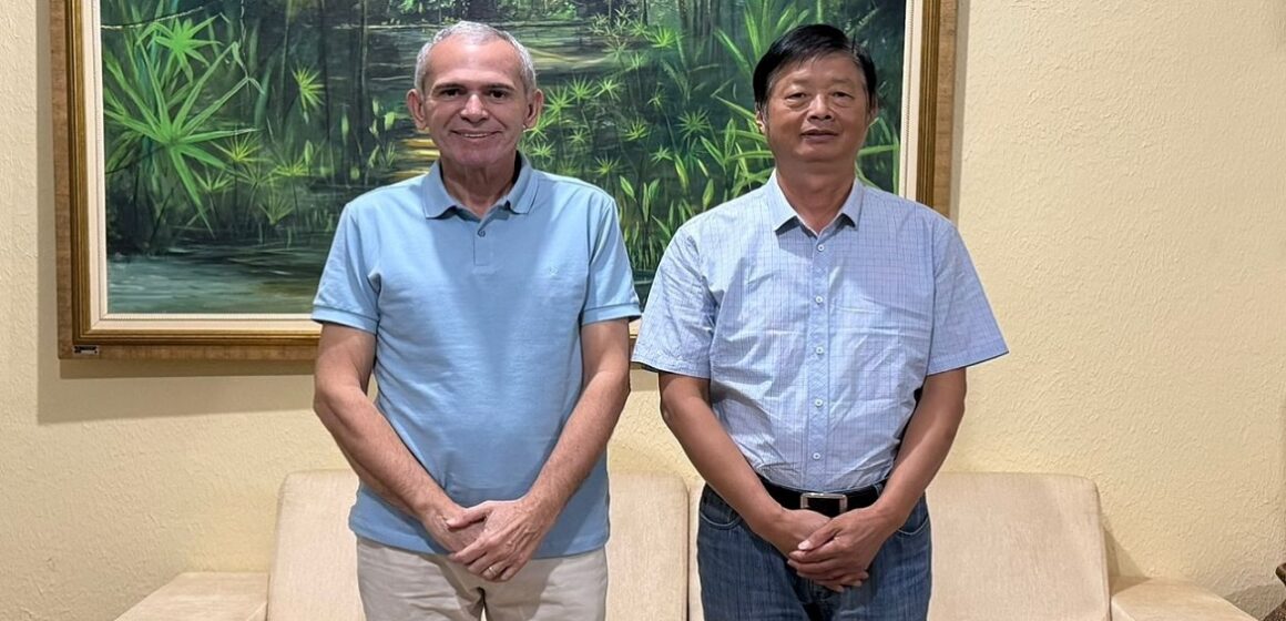 Pesquisador chinês visita Santarém para tratar da produção de pérolas preciosas na região