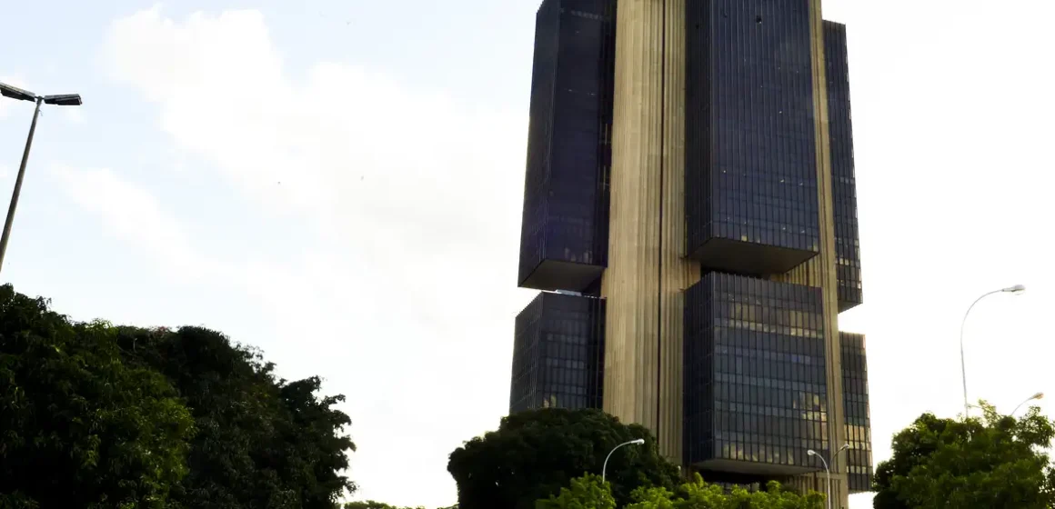 BC leiloará US$ 4 bi de reservas internacionais para segurar dólar