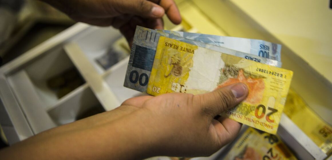 Empresas têm até esta sexta-feira para pagar o décimo terceiro salário