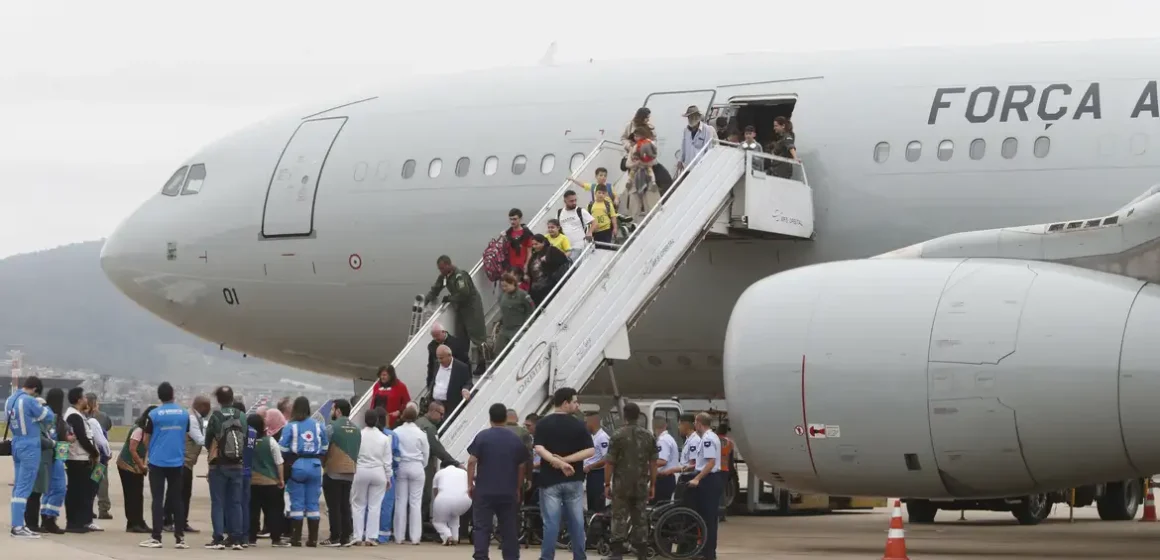 Décimo voo da FAB com 213 repatriados do Líbano chega a São Paulo
