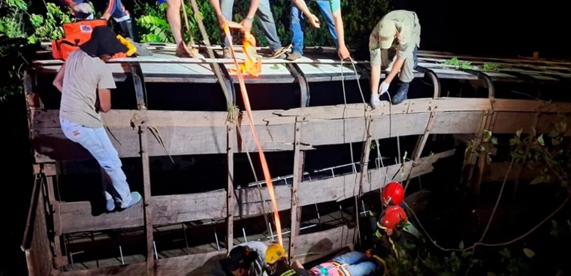 Caminhão cai de ponte próximo de São Félix do Xingu
