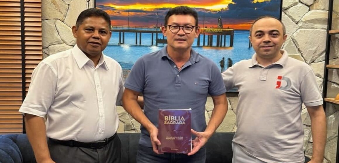 Renato Ogawa recebe visita de pastores