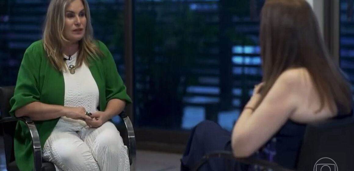 Mulher que gravou cena da janela do avião chora e pede perdão