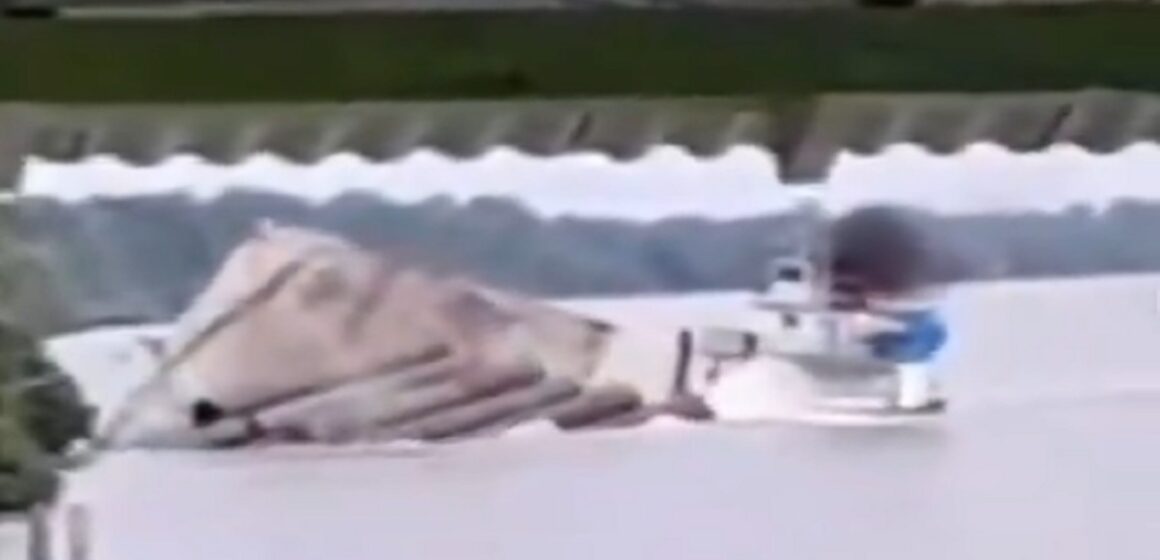 Balsa afunda na frente de Belém