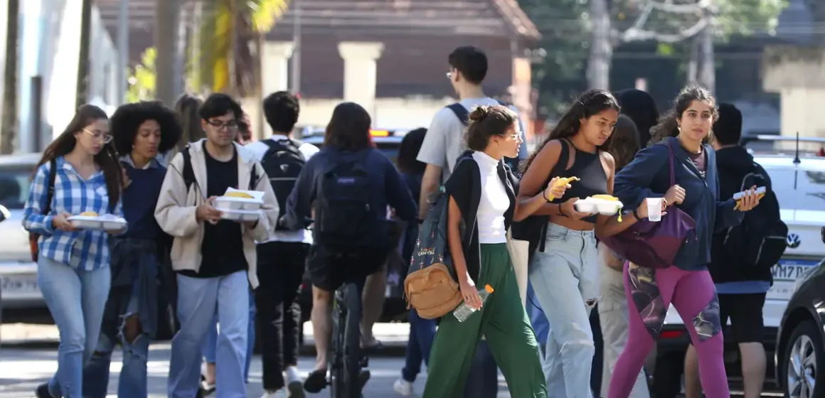 trbr4214 Trabalho de casa e filhos afastam jovens negras do emprego e do estudo