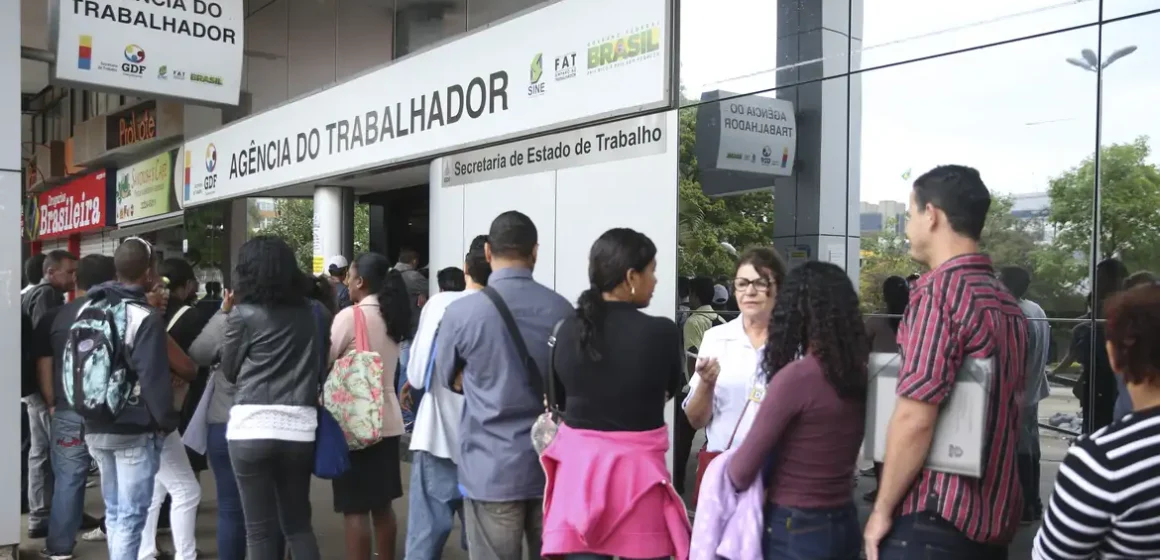 Teto do seguro-desemprego sobe para R$ 2.424,11 após reajuste