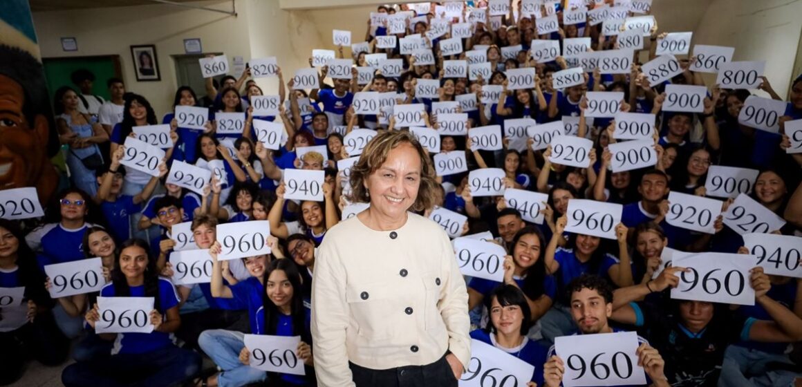 Estudantes da Escola Estadual Albanízia de Oliveira Lima celebram sucesso nas redações do Enem 2024