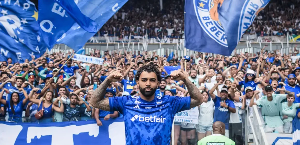 Gabigol é apresentado pelo Cruzeiro em um Mineirão lotado
