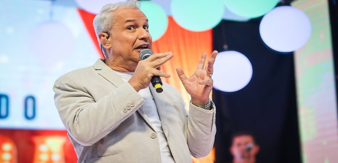 Sikêra Jr e Rede TV! são considerados culpados de homofobia e terão que pagar R$ 300 mil de indenização