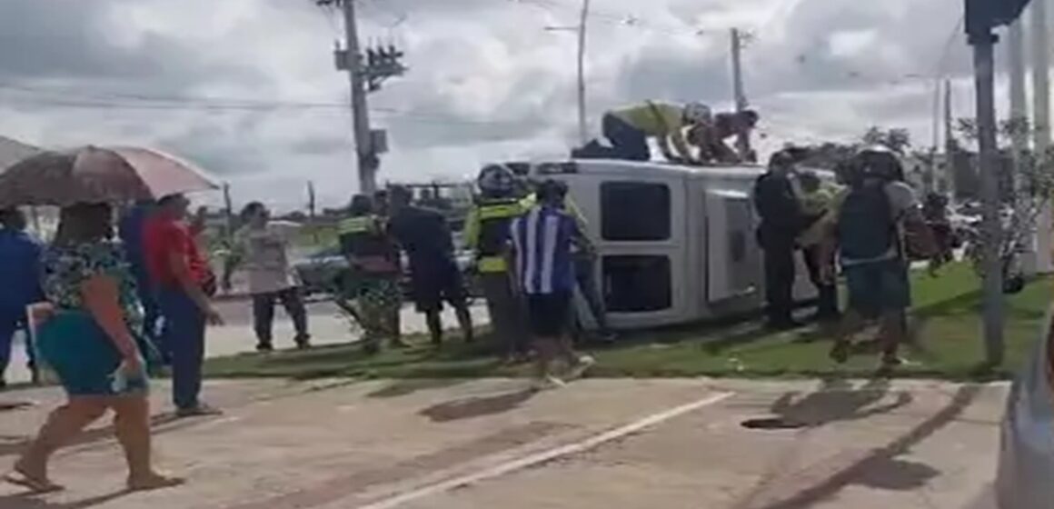 Em Icoaraci, passageiros ficam feridos após van capotar