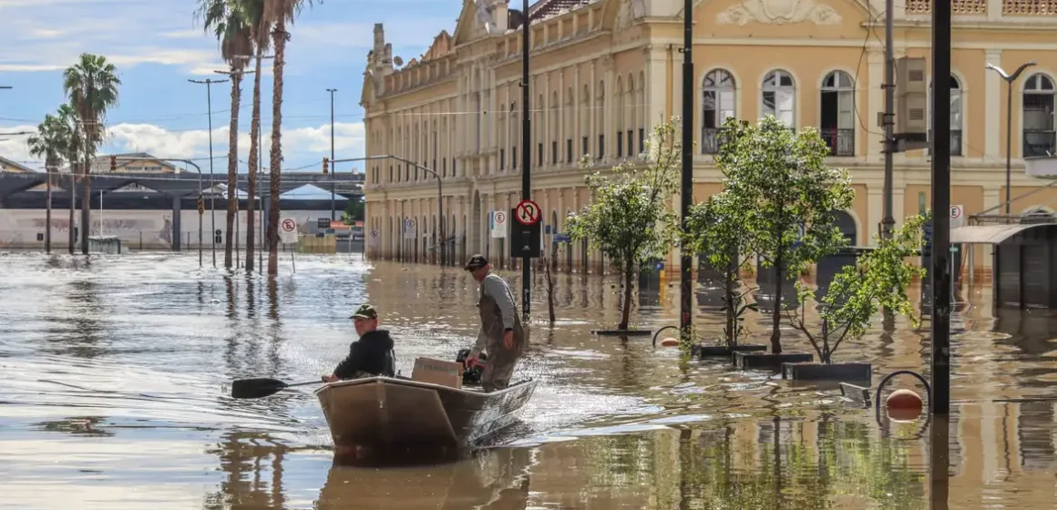 fafd7e10-1433-4182-b560-4d577e3276c8 Eventos climáticos deixam 242 milhões de alunos sem aulas em 2024
