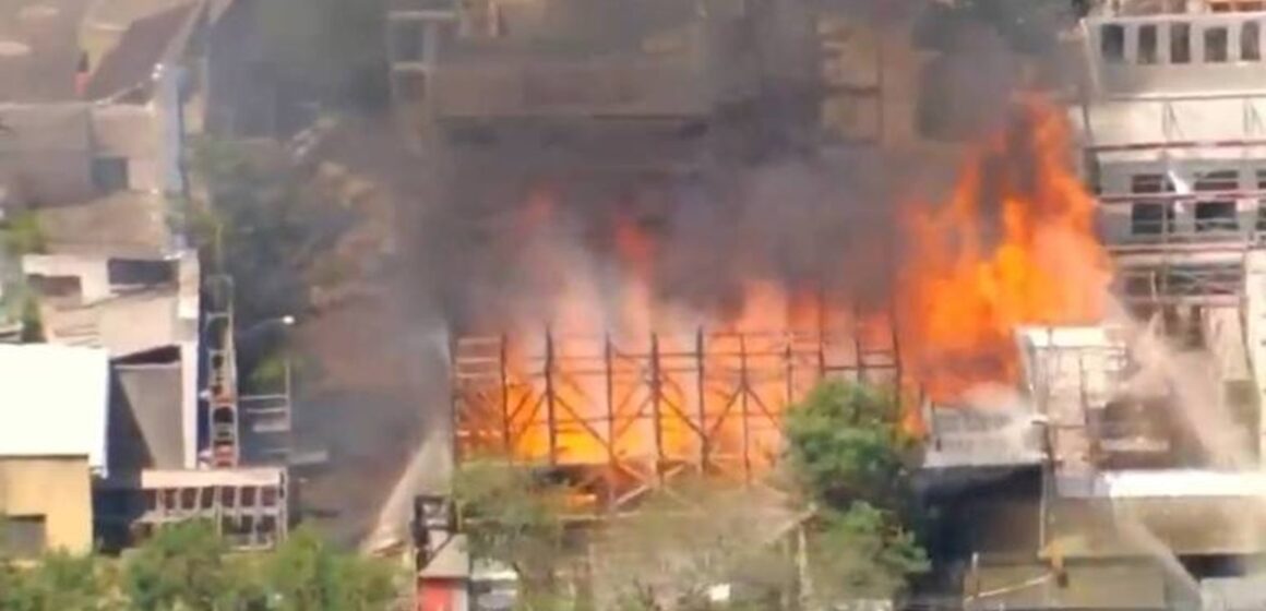 Incêndio atinge a cidade cenográfica da Globo em Curicica