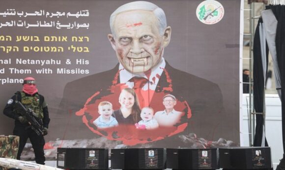Hamas coloca os corpos de um idoso, uma mulher e seus dois filhos em caixões negros em Gaza