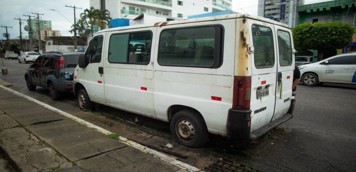 Veículos abandonados são removidos das ruas de Belém durante operação