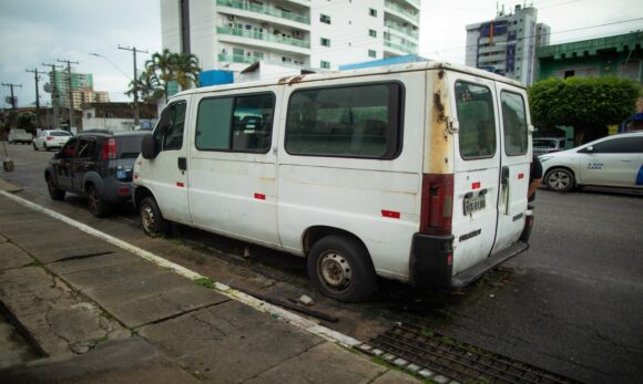 Veículos abandonados são removidos das ruas de Belém durante operação