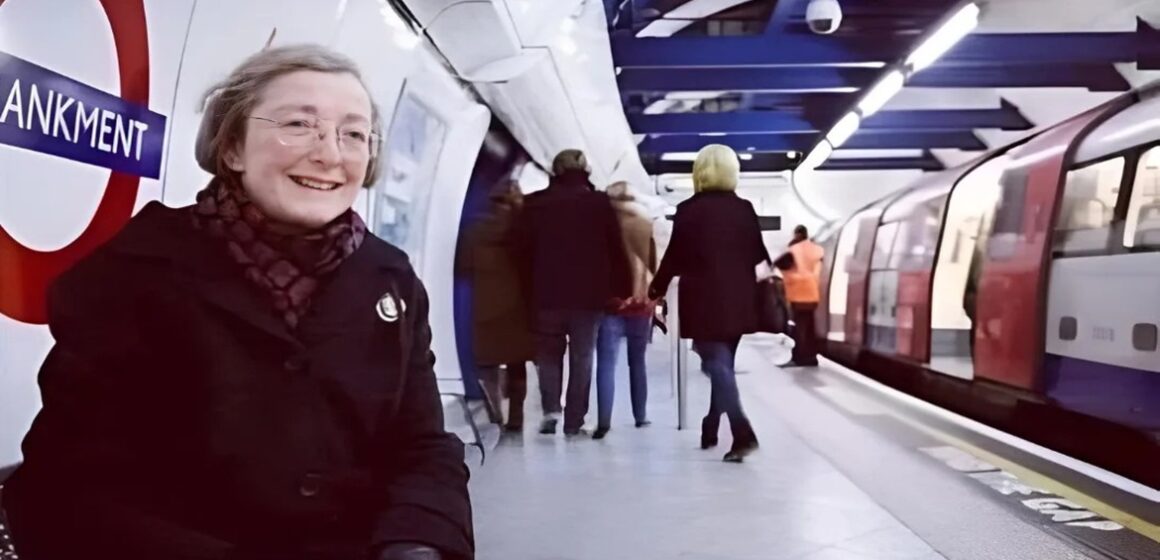 Viúva visita estação de metrô de Londres por 20 anos para escutar a voz do falecido marido