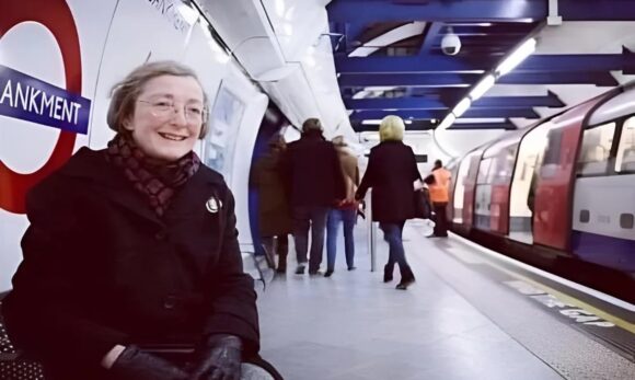 Viúva visita estação de metrô de Londres por 20 anos para escutar a voz do falecido marido