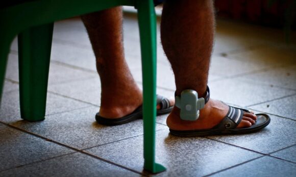 Projeto que obriga presos a pagarem por tornozeleiras eletrônicas é aprovado pela Alepa