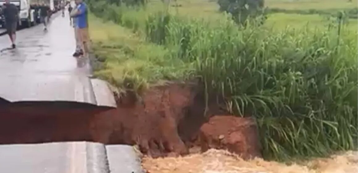 No sul do Pará, cratera interdita BR-155 após fortes chuvas