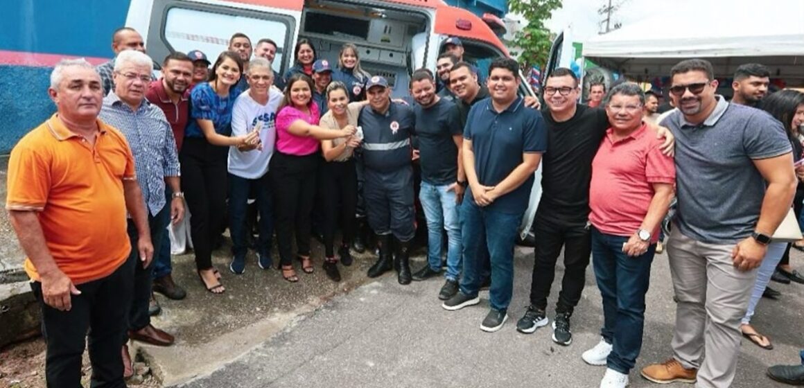 Prefeita Patrícia entrega duas ambulâncias para o SAMU