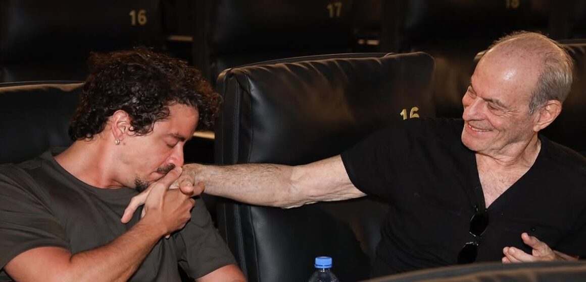 Ney Matogrosso e Jesuíta Barbosa ficam emocionados ao assistirem “Homem com H”