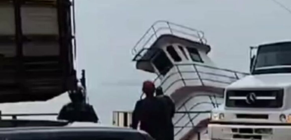 Barco rebocador afunda no rio Xingu