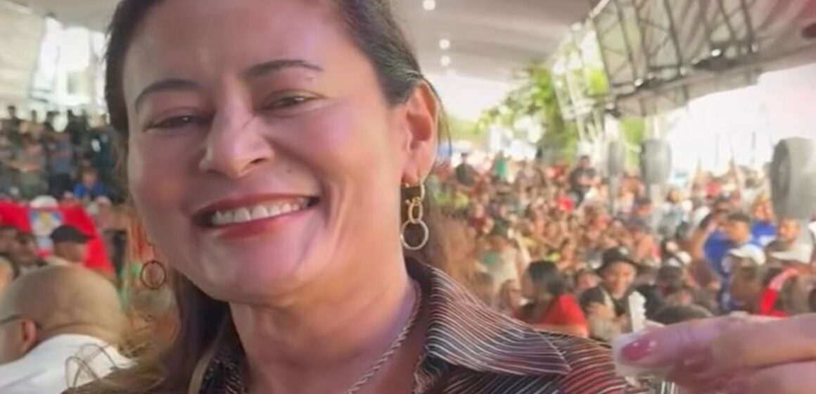 Dilvanda Faro acompanha entrega de moradias em Belém