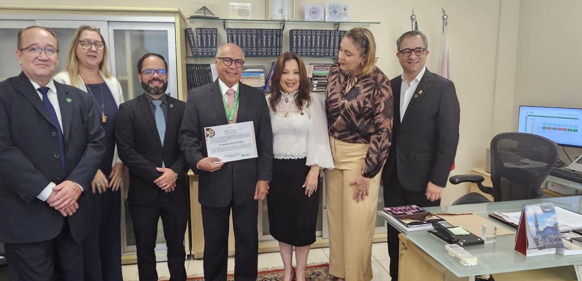 UNAMA outorga o desembargador Leonardo Noronha Tavares, do TJ-PA, com medalha de 50 anos
