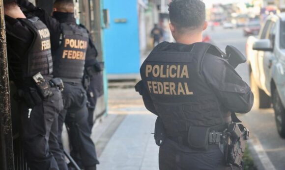 c220a91a-37d5-4dd9-afb6-6f8edde7cc64 Polícia Federal apreende 30 iPhones, R$ 17 mil e veículos em operação contra furtos nos Correios