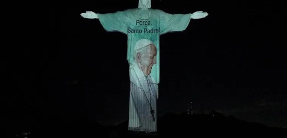 Cristo Redentor presta homenagem ao Papa Francisco