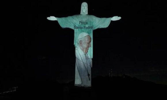 Cristo Redentor presta homenagem ao Papa Francisco