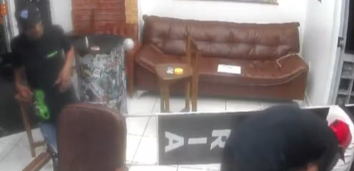 edições g1 - 1 Em Belém, homens invadem barbearia e causam R$ 7 mil em prejuízos