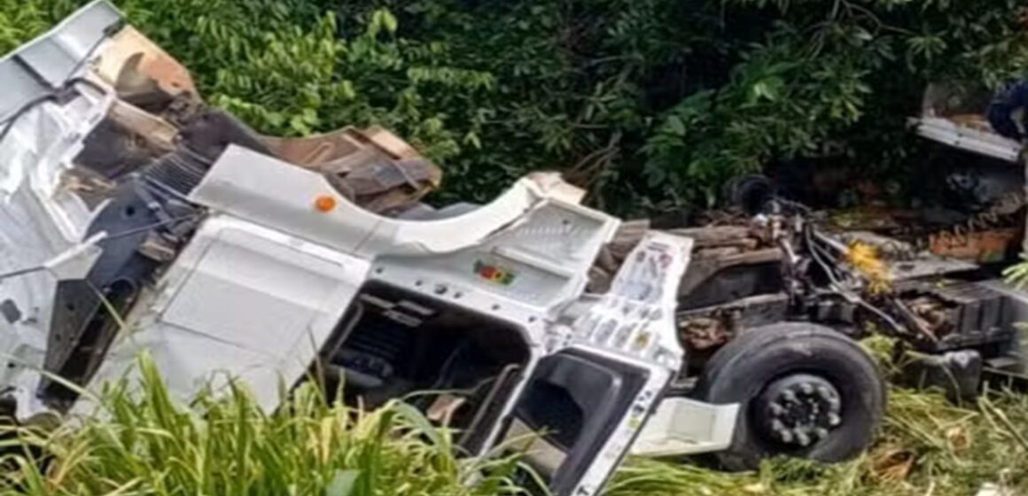 Em Itupiranga, caminhão cai em ribanceira