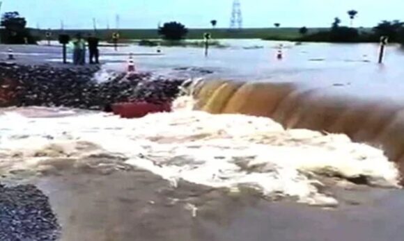 Inundação na BR-155, em Sapucaia, causa desordem e isolamento na rodovia