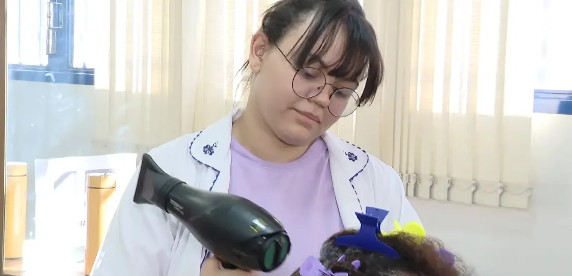 estudante_em_curso_de_cabeleireiro_do_senac Setor de serviços cresce 3,1% em 2024, mostra IBGE