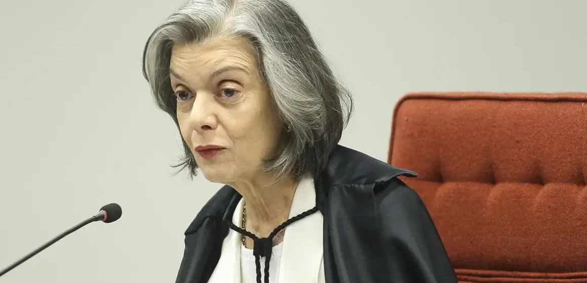 Cármen Lúcia mantém investigação contra Bolsonaro