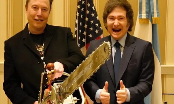 Milei presenteia Musk com motosserra