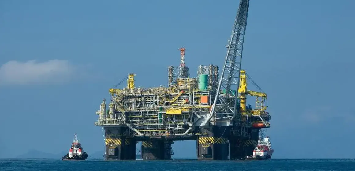 Produção de petróleo e gás se mantém próximo a recorde de 2023